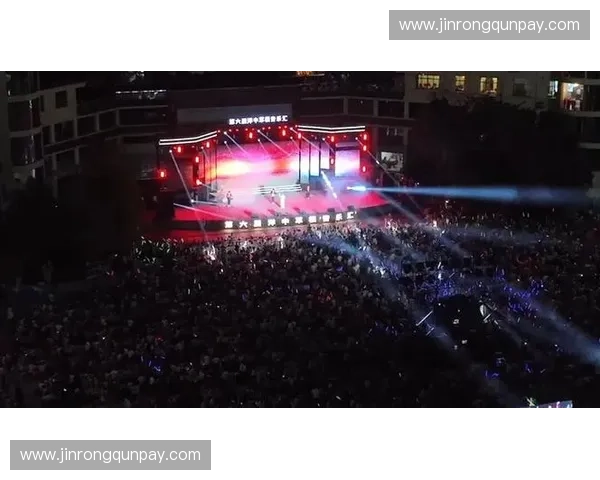 万人齐聚赛场呐喊助威声震天动地点燃激情盛宴 万人齐聚赛场呐喊助威声震天动地点燃激情盛宴